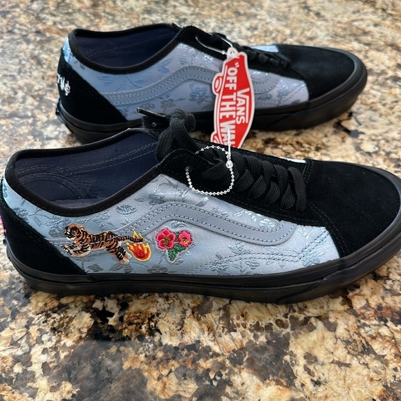 NWT Van’s Off the Wall Tiger Design Sneakers - Picture 1 of 9